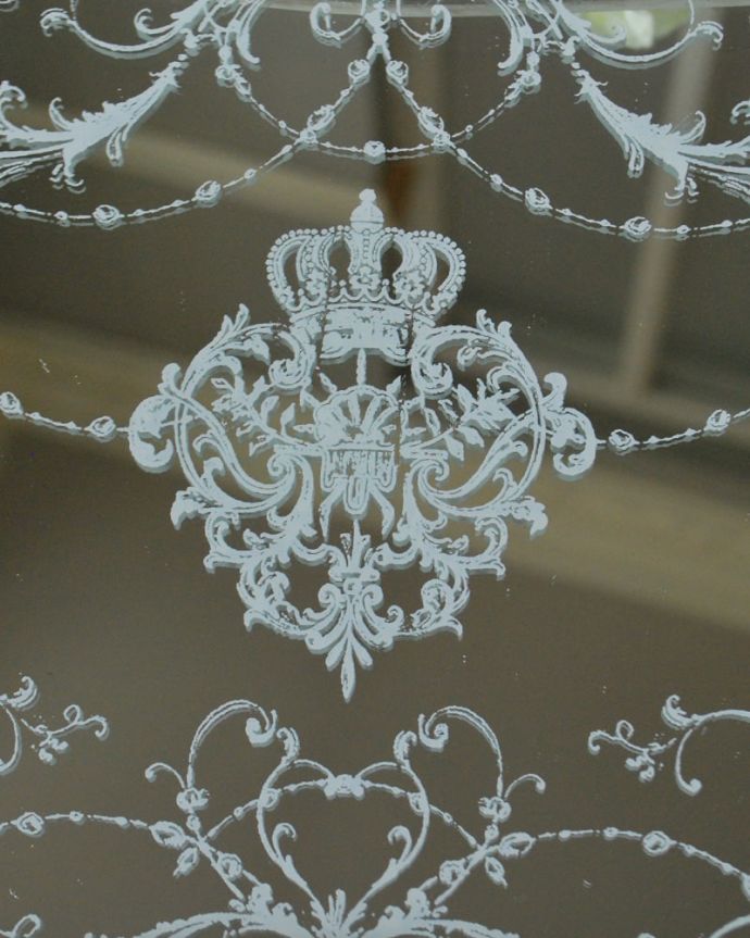 インテリア雑貨　トレー・WH　縁取りに美しい彫が入ったトレイまるで本物のアンティークの様に縁取りに可愛らしい植物の細かい彫が入っています。(n12-383)