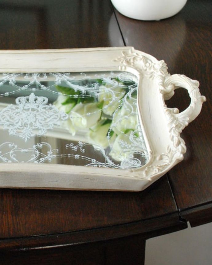 インテリア雑貨　トレー・WH　縁取りに美しい彫が入ったトレイまるで本物のアンティークの様に縁取りに可愛らしい植物の細かい彫が入っています。(n12-383)