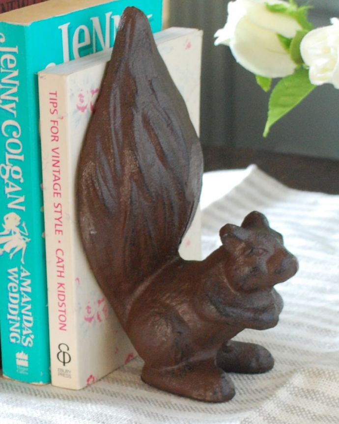 ディスプレイ雑貨　インテリア雑貨　アンティーク調のインテリア雑貨、リスの形が可愛いアイアン製ブックエンド　実用的に使えるブックエンド見ているだけでほっこりしちゃう可愛いリスの大きなシッポ。(n12-387)
