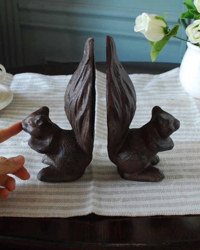 アンティーク調のインテリア雑貨、リスの形が可愛いアイアン製ブック