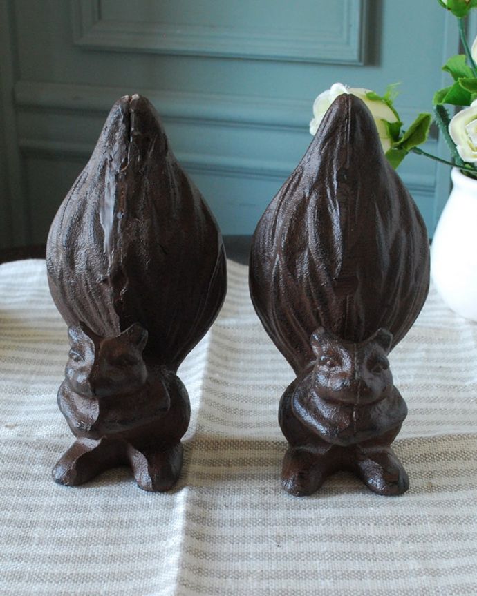 ディスプレイ雑貨　インテリア雑貨　アンティーク調のインテリア雑貨、リスの形が可愛いアイアン製ブックエンド　2匹セットでお届けします愛くるしい表情でこっちを眺める双子のリス。(n12-387)