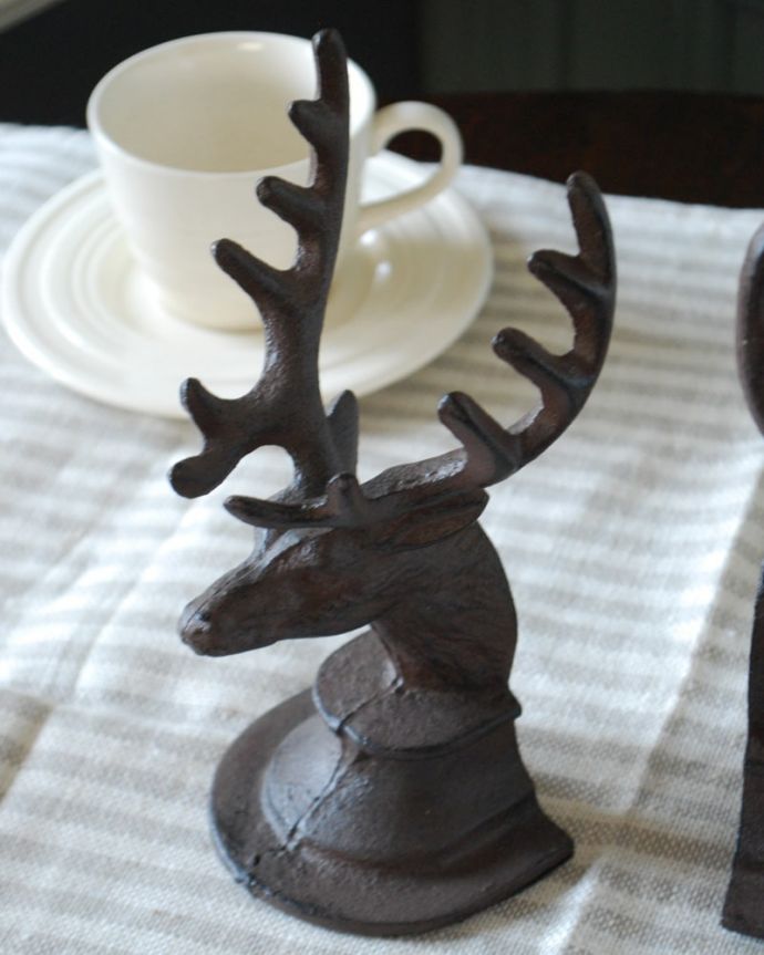 リビング雑貨　インテリア雑貨　アンティーク調のインテリア雑貨、シカの形が可愛いアイアン製ブックエンド　実用的に使えるブックエンド見ているだけでほっこりしちゃう可愛いシカ。(n12-388)