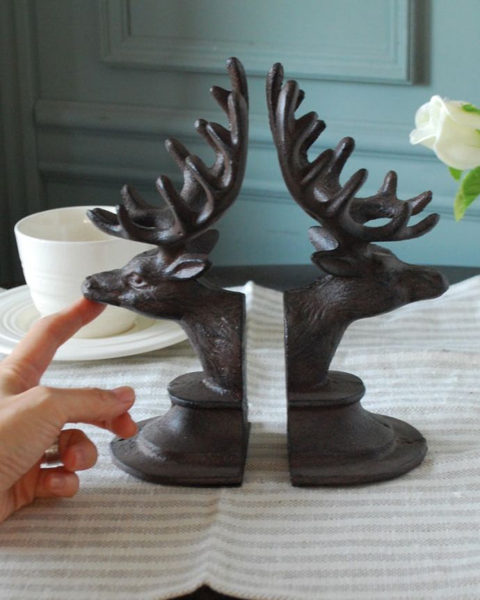 リビング雑貨　インテリア雑貨　アンティーク調のインテリア雑貨、シカの形が可愛いアイアン製ブックエンド　大きさはこのくらいですアイアン製なので、しっかり本を支えてくれます。(n12-388)