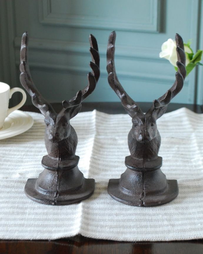 リビング雑貨　インテリア雑貨　アンティーク調のインテリア雑貨、シカの形が可愛いアイアン製ブックエンド　2匹セットでお届けします愛くるしい表情でこっちを眺める双子のシカ。(n12-388)