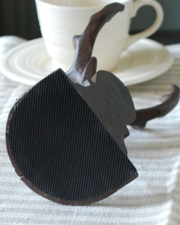 リビング雑貨　インテリア雑貨　アンティーク調のインテリア雑貨、シカの形が可愛いアイアン製ブックエンド　裏から見るとこんな感じです。(n12-388)