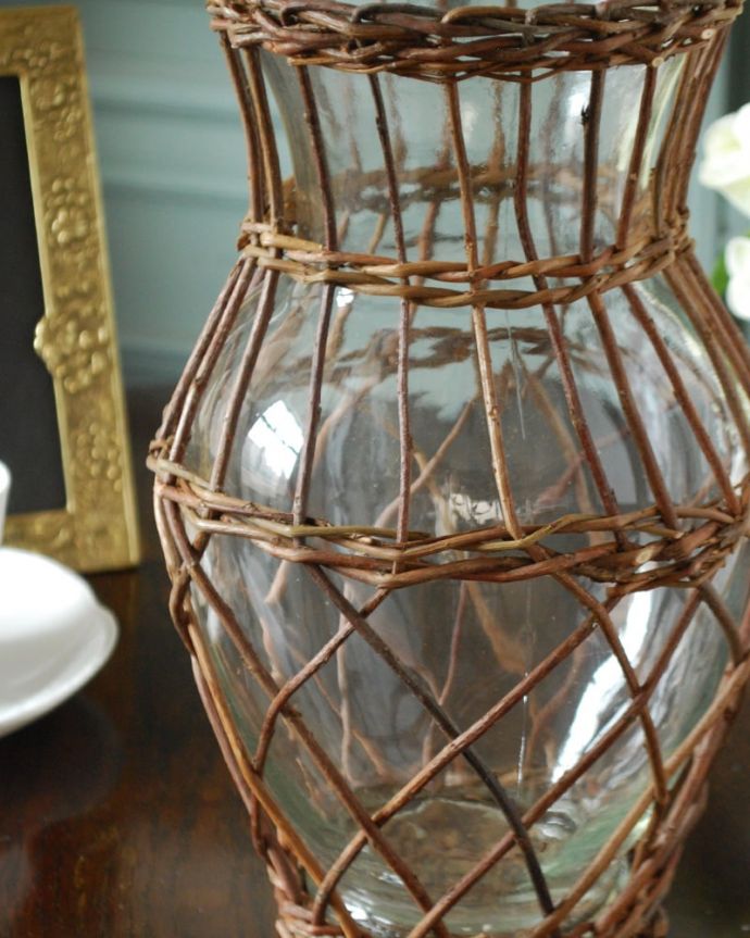 インテリア雑貨 メルベイグラスベースH-S ナチュラルな雰囲気のフラワーベースおしゃれなインテリア雑貨の定番、柳で編まれたウィローバスケットとガラスがコラボしたほっこりぬくもりあるフラワーベースです。(n12-392)