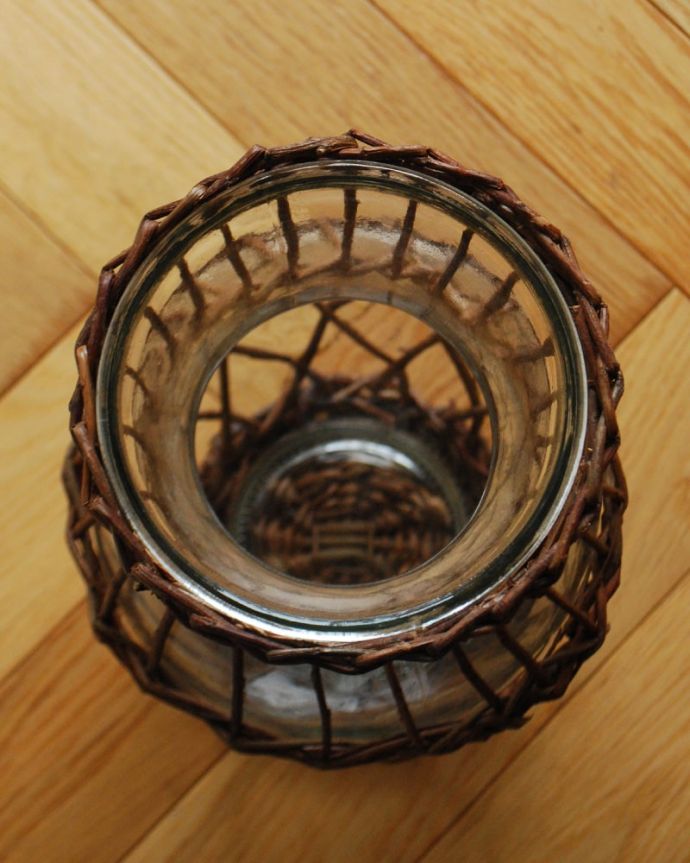 インテリア雑貨 メルベイグラスベースH-S 上から見るとこんな感じです天然素材のハンドメイドなので、一つ一つサイズや形が微妙に違うのもポイントです。(n12-392)