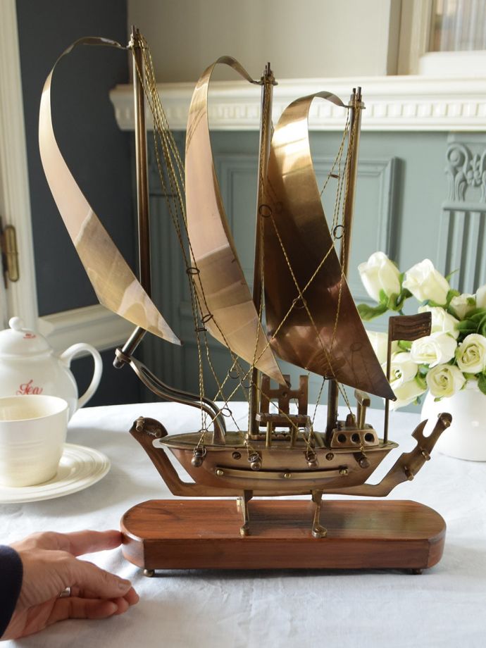アンティーク調のおしゃれなディスプレイ雑貨、真鍮製の帆船のオブジェ