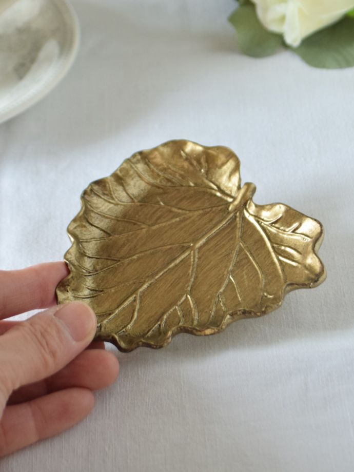 おしゃれなゴールドのトレイ