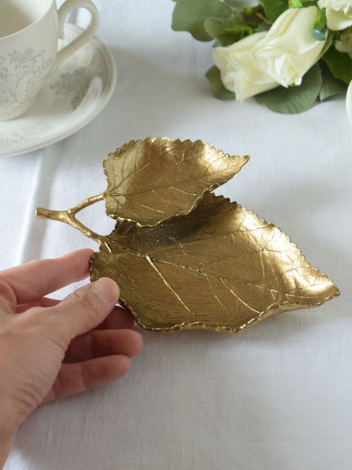 おしゃれなゴールドのトレイ