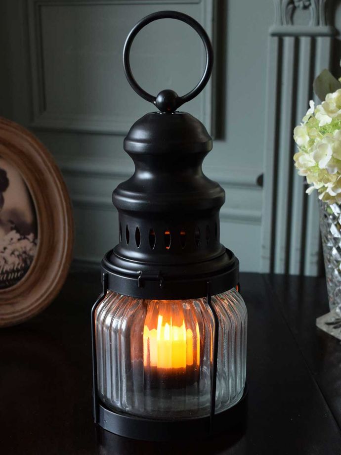 持ち手付きの小さなランタン