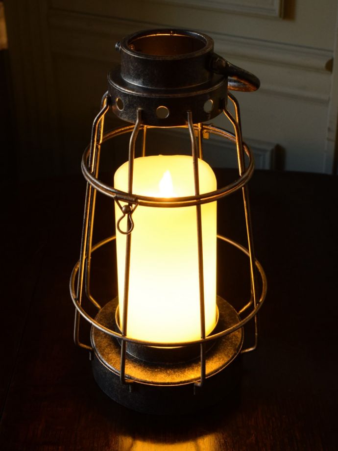 持ち手付きの小さなランタン