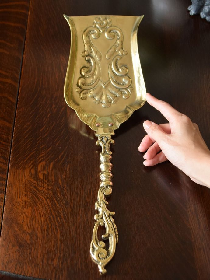 アンティーク風のスコップ