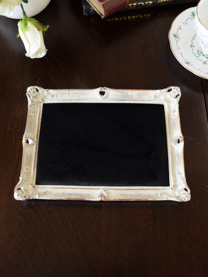 アンティーク風のアクセサリーフレーム