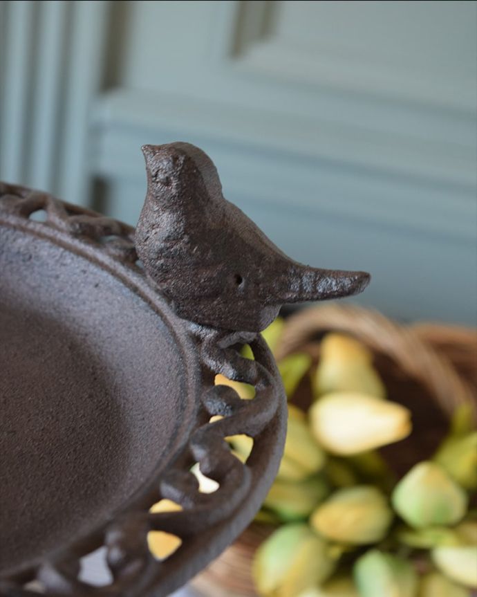 おしゃれなアイアンのバードフィーダー