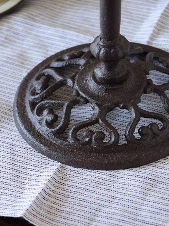 アイアン製の鳥のえさ入れ