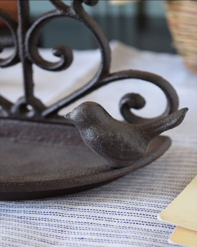 おしゃれなアイアンのバードフィーダー