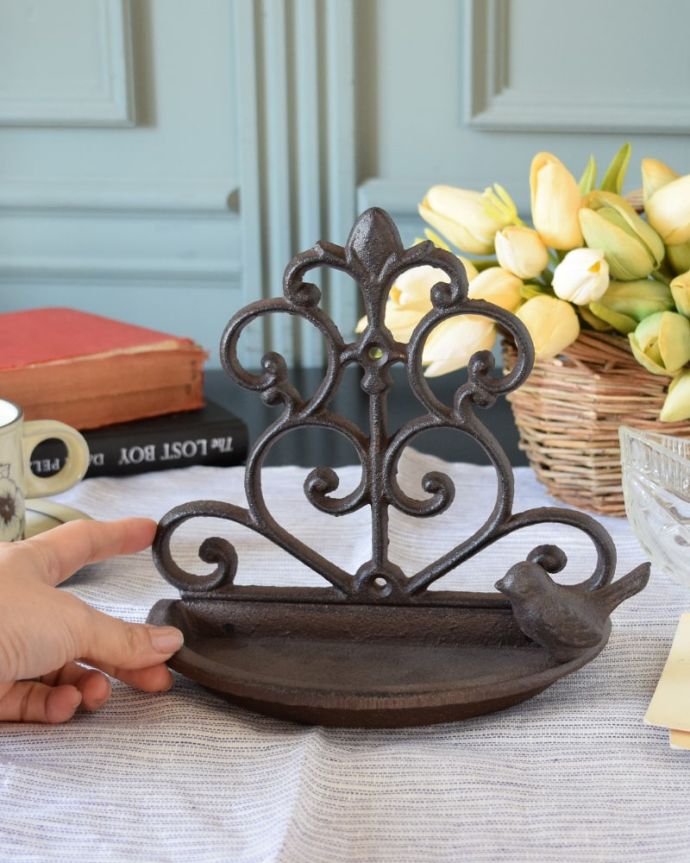 アイアン製の鳥のえさ入れ