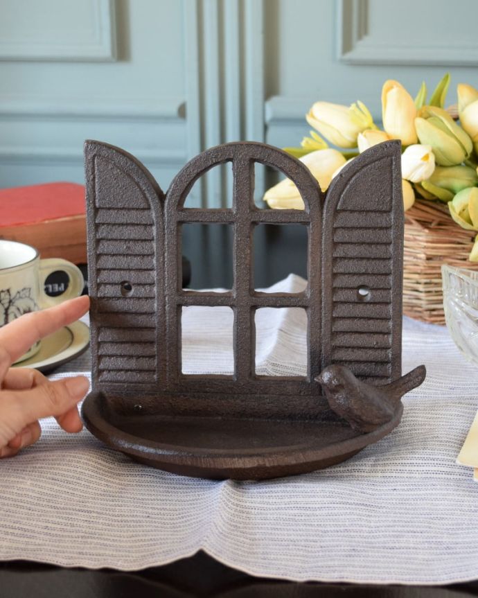 アイアン製の鳥のえさ入れ