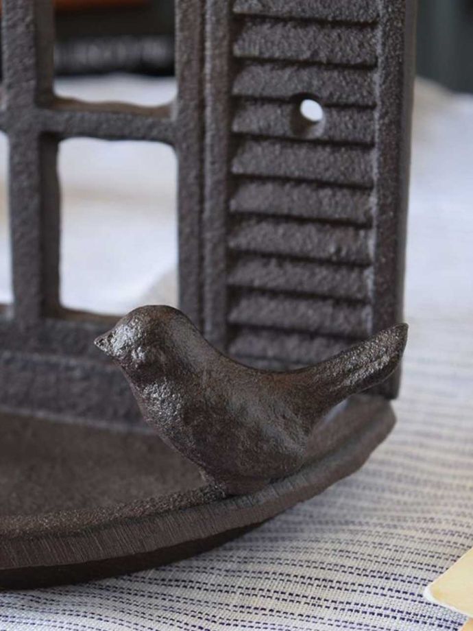 おしゃれなアイアンのバードフィーダー