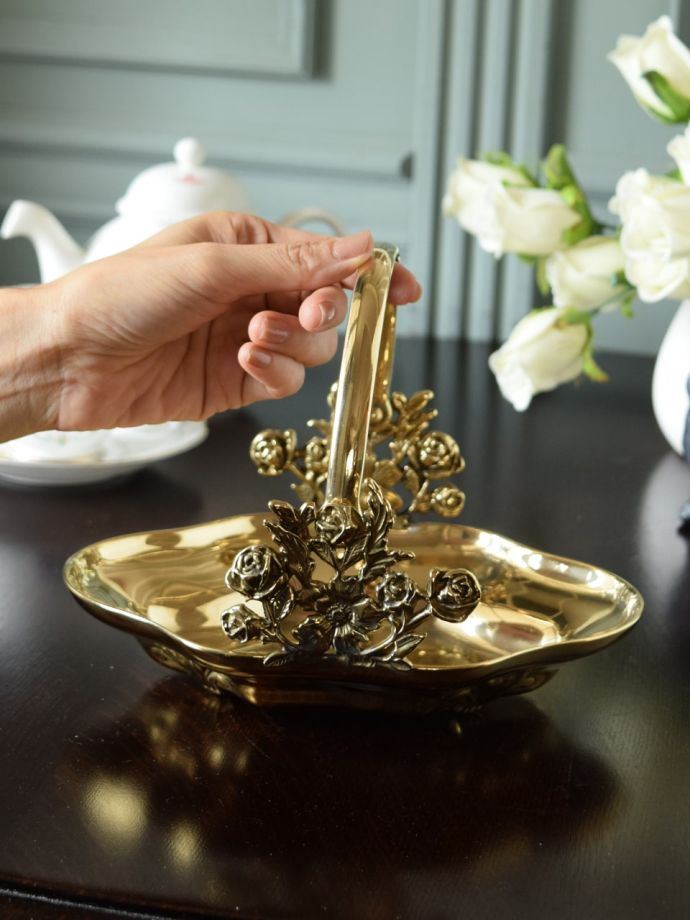 おしゃれなゴールドのトレイ