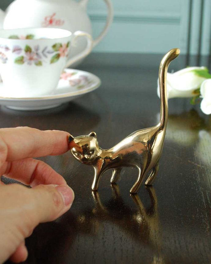 リビング雑貨　インテリア雑貨　愛らしいネコの真鍮製リングホルダー（キャット）。大きさはコレくらいです大切なアクセサリースタンドとして使って下さい。(n14-036)