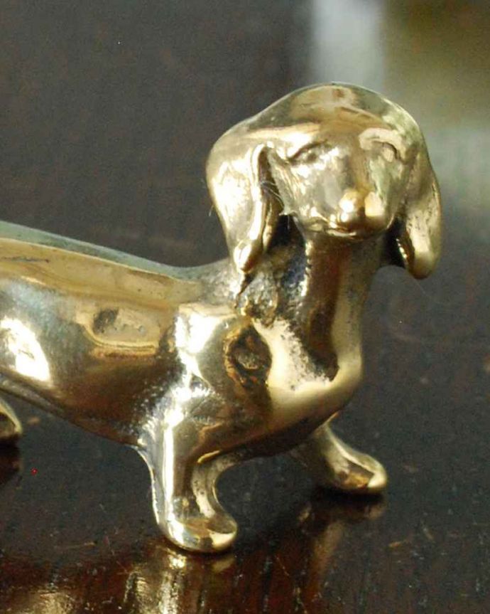 リビング雑貨　インテリア雑貨　愛らしいダックスフンドの真鍮製リングホルダー（ドッグ）。思わずほっこりしちゃう可愛らしさ見ているだけで思わず微笑んじゃう可愛らしさ。(n14-037)