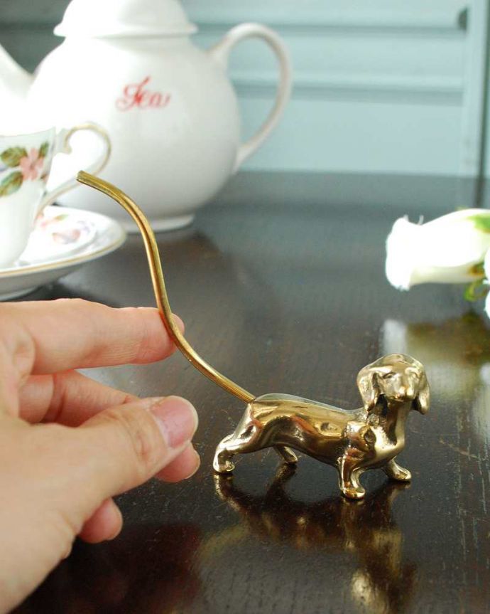 リビング雑貨　インテリア雑貨　愛らしいダックスフンドの真鍮製リングホルダー（ドッグ）。大きさはコレくらいです大切なアクセサリースタンドとして使って下さい。(n14-037)