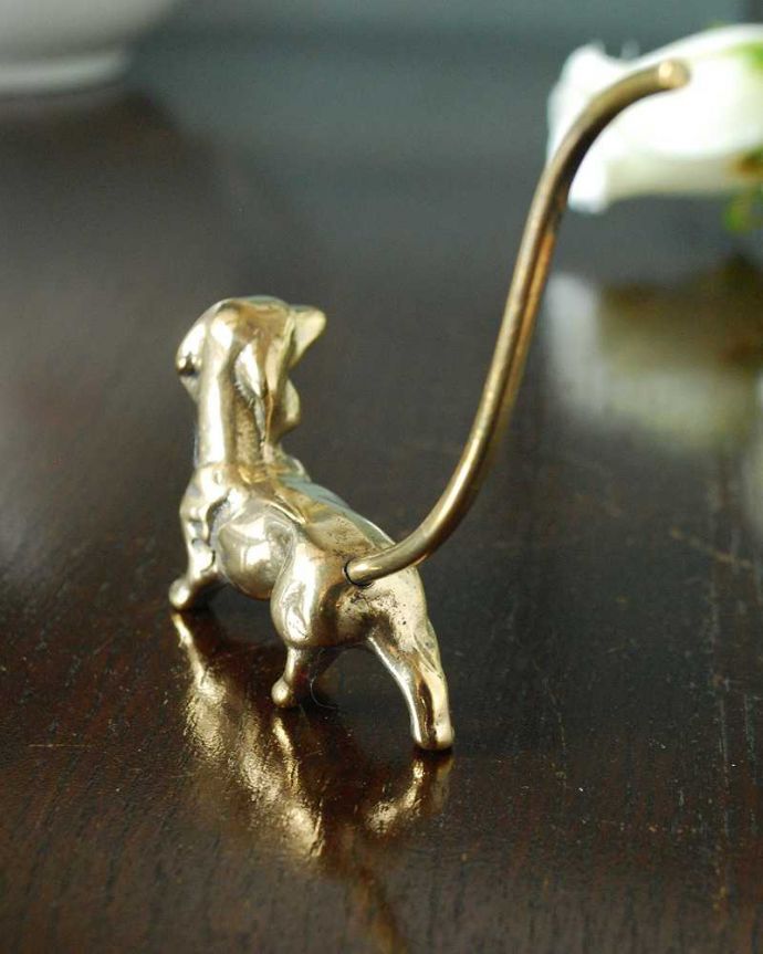 リビング雑貨　インテリア雑貨　愛らしいダックスフンドの真鍮製リングホルダー（ドッグ）。後姿も可愛いどこから見ても可愛い姿に癒されます。(n14-037)