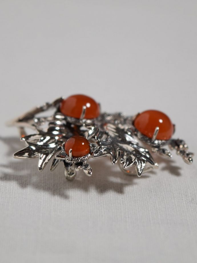 モリスデザインのブローチ