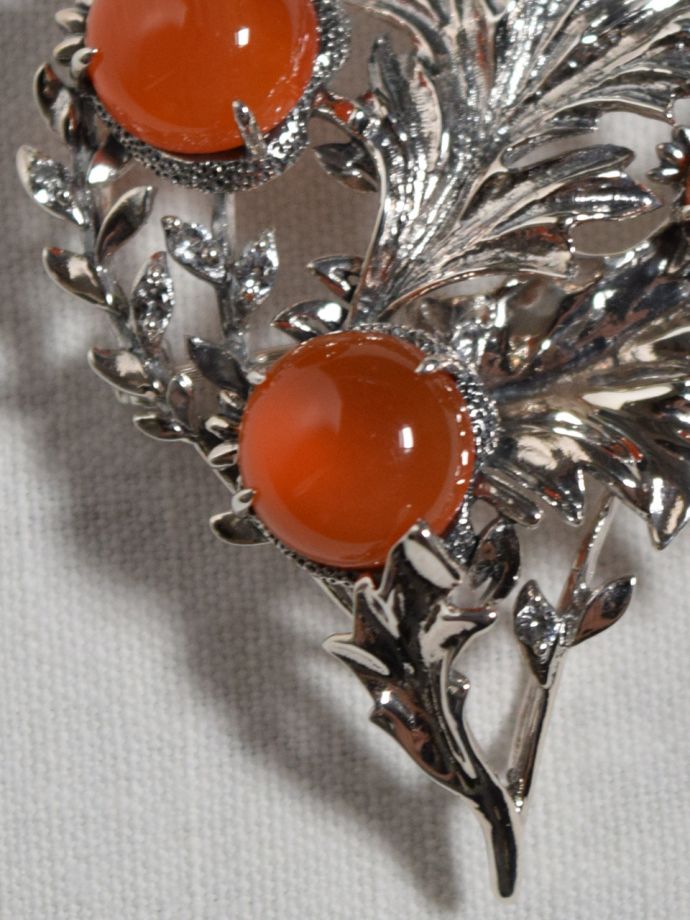 モリスのブローチの天然石