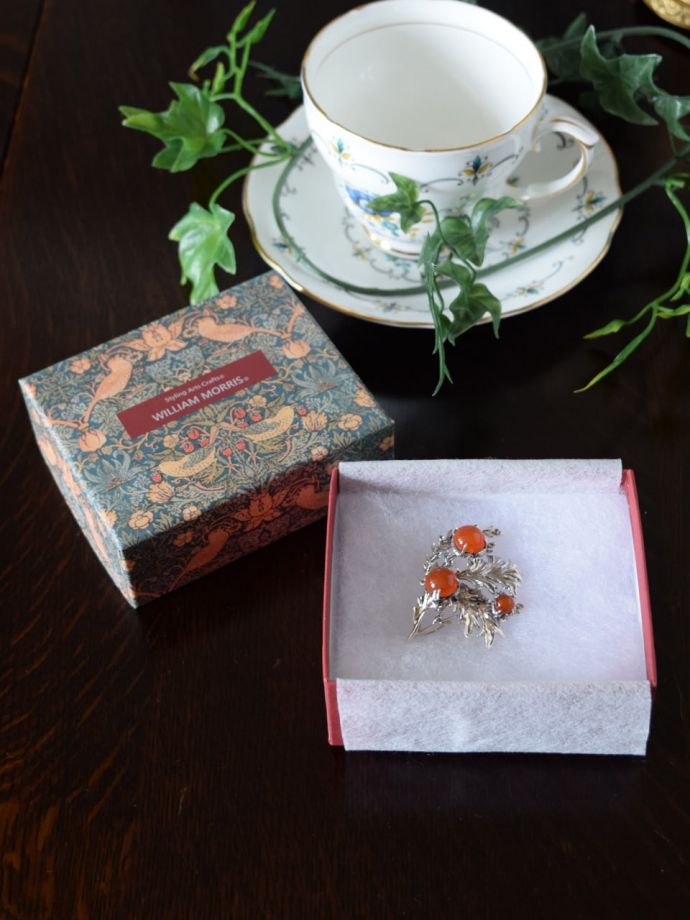 ウィリアムモリスジュエリーの専用ボックス入り