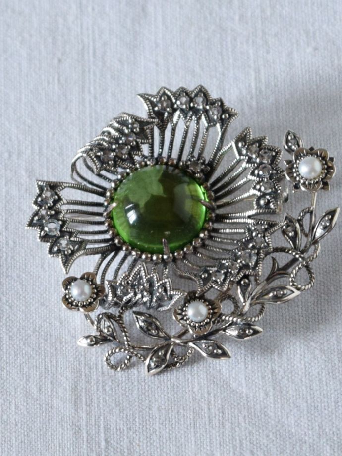 ウィリアムモリスデザインのブローチ