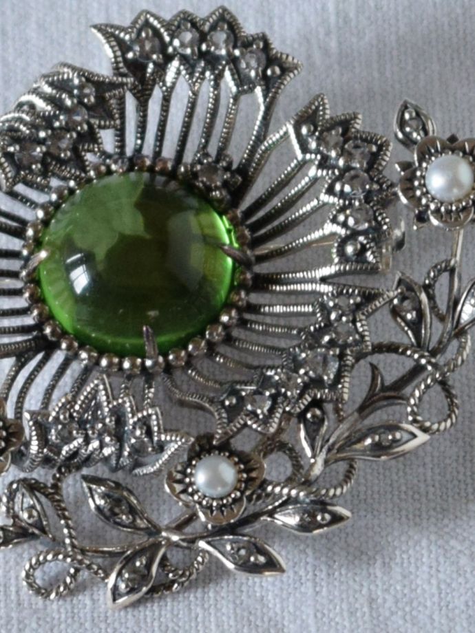 モリスのブローチの天然石