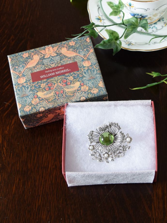 ウィリアムモリスジュエリーの専用ボックス入り