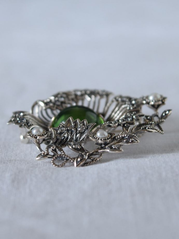 モリスデザインーのブローチ