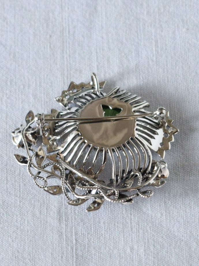 ブローチの裏側