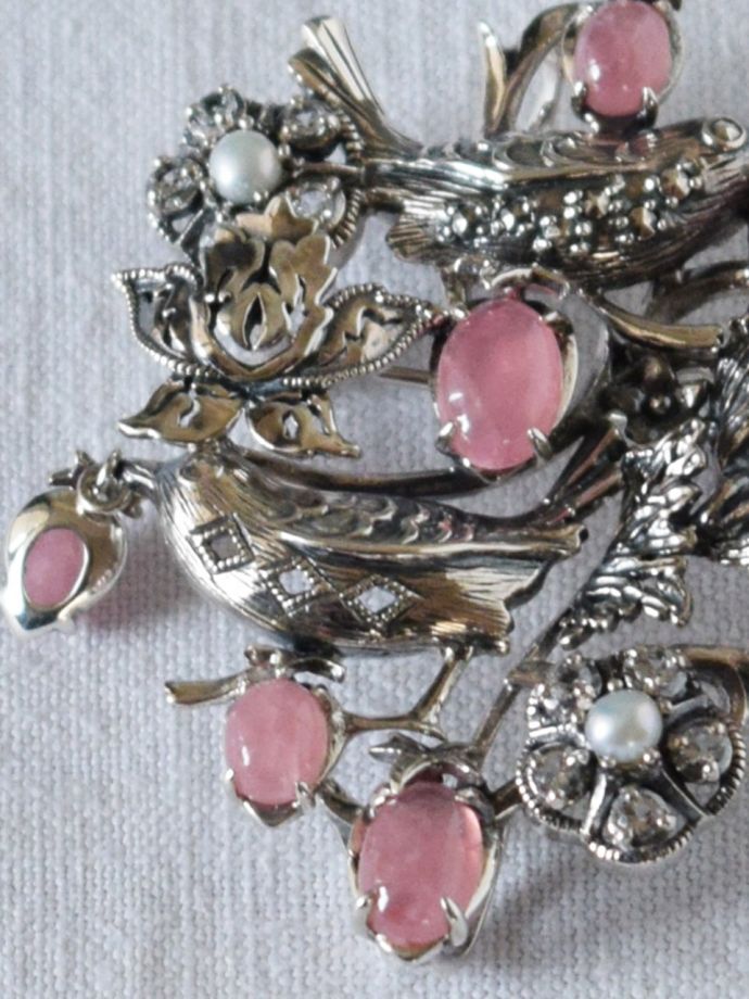 モリスのブローチの天然石