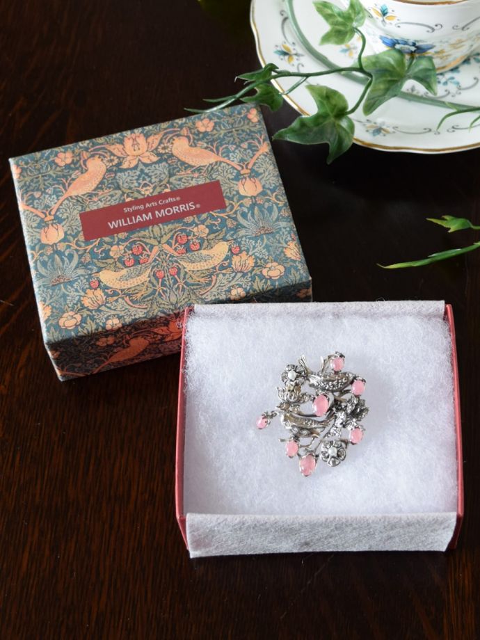 ウィリアムモリスジュエリーの専用ボックス入り