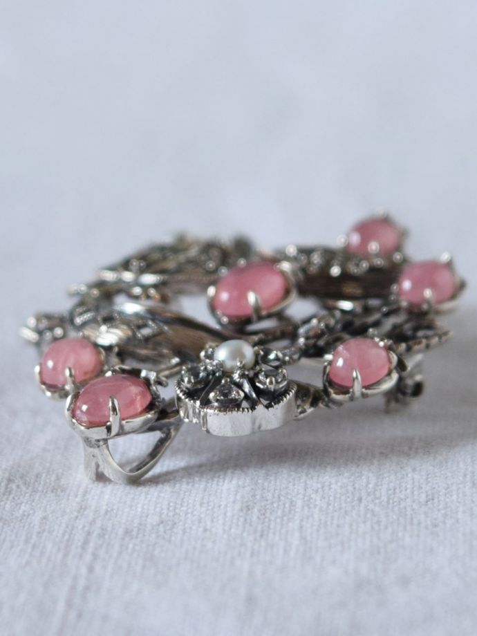 モリスデザインーのブローチ