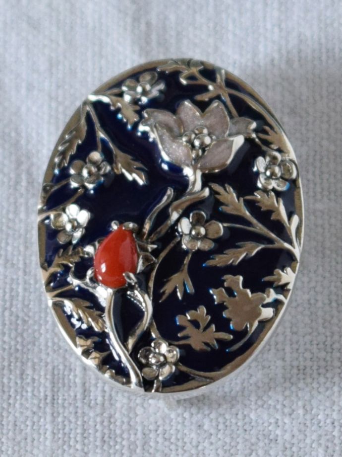 ウィリアムモリスデザインのブローチ