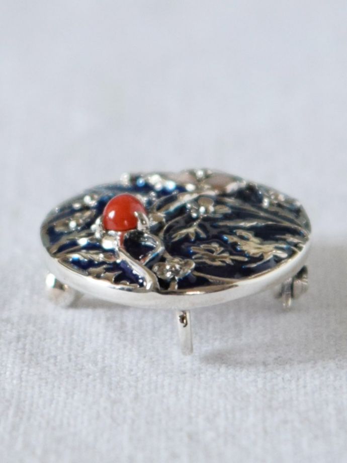 モリスデザインーのブローチ