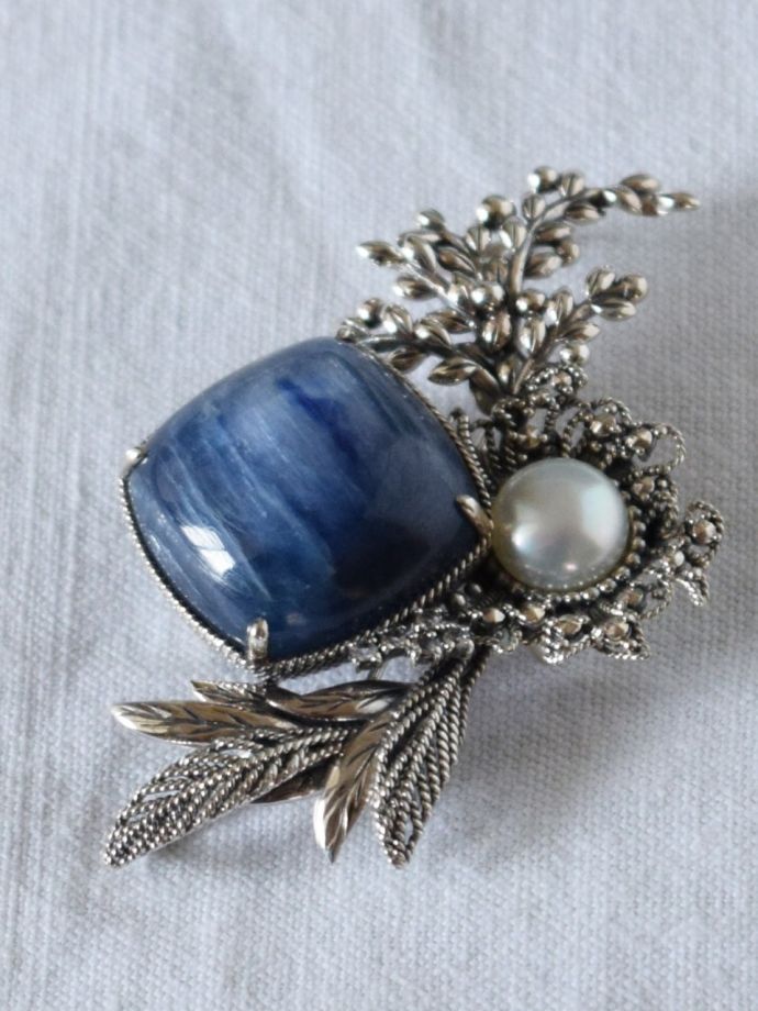 ウィリアムモリスデザインのブローチ