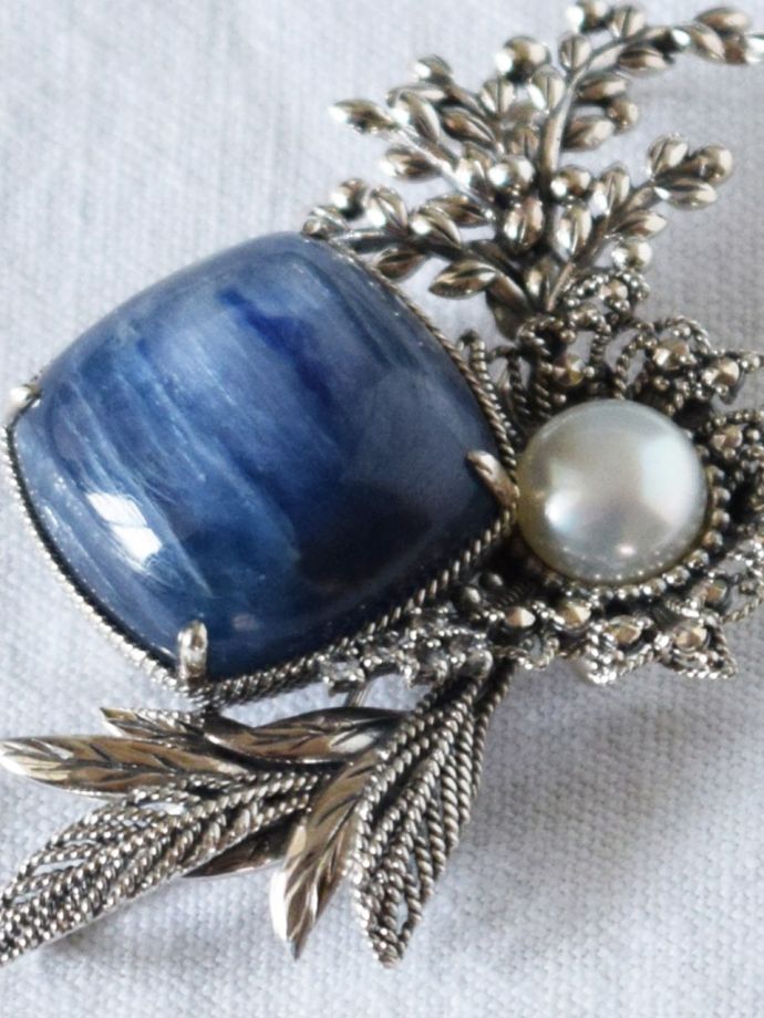 モリスのブローチの天然石