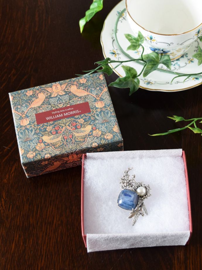 ウィリアムモリスジュエリーの専用ボックス入り