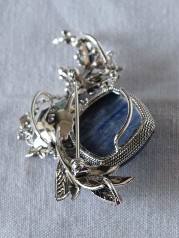 ブローチの裏側