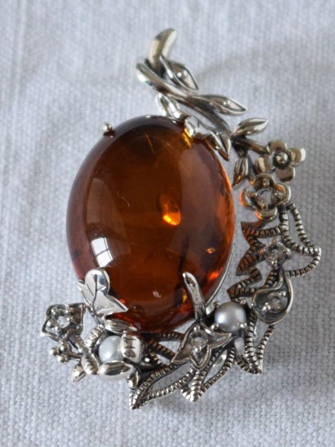 ウィリアムモリスデザインのブローチ