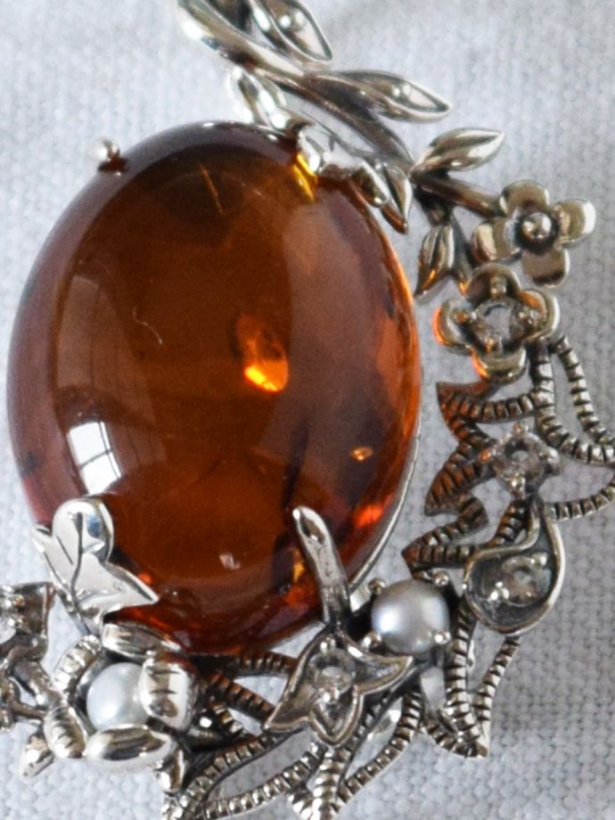 モリスのブローチの天然石