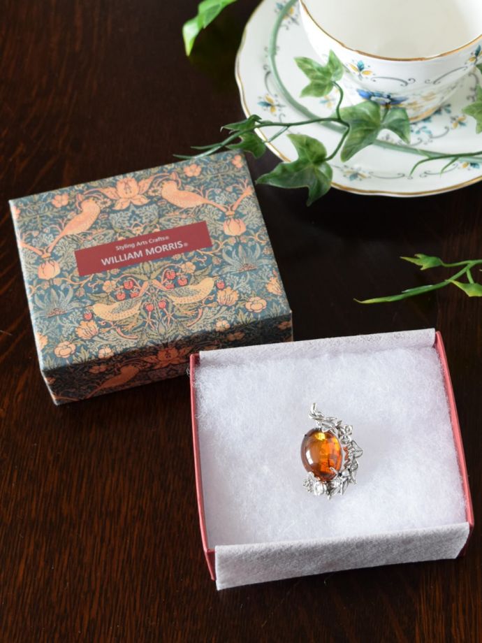 ウィリアムモリスジュエリーの専用ボックス入り