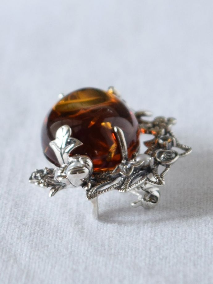 モリスデザインーのブローチ